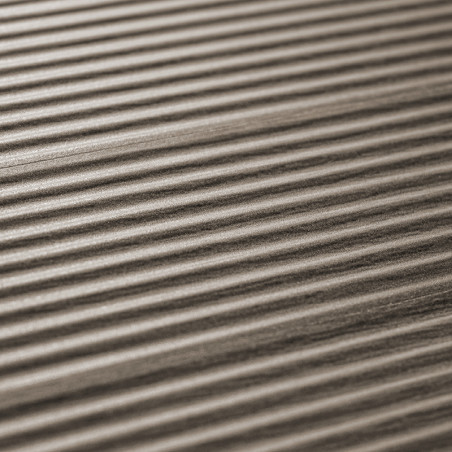 Un carreau texturé avec des crêtes parallèles, étroites et surélevées en diagonale, créant un motif rayé dans un environnement n