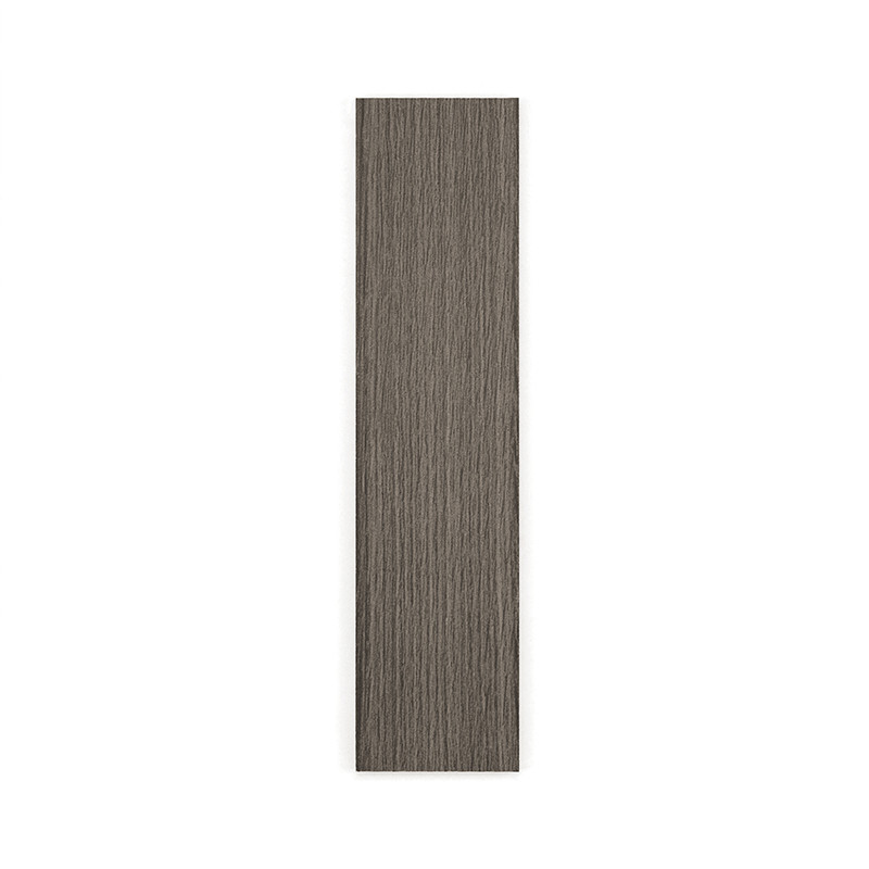Un azulejo gris texturizado rectangular, que simula un patrón de vetas de madera, se encuentra plano sobre un fondo blanco liso.