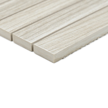 Los azulejos rectangulares de color beige con una textura similar a la madera están alineados en filas, creando un diseño perfec