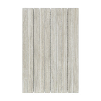Lichtbeige rechthoekige tegel met smalle verticale latten. De tegel bootst een houten textuur na, waardoor een strakke, moderne 