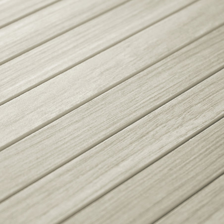 Glatte, beige rechteckige Fliesen, die linear angeordnet sind und an Holzbretter erinnern, wodurch ein einheitliches, natürliche Glatte, beige rechteckige Fliesen, die linear angeordnet sind und an Holzbretter erinnern, wodurch ein einheitliches, natürliche