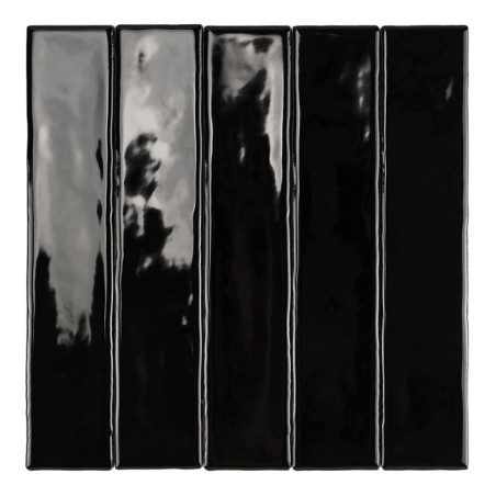 Cinq carreaux noirs rectangulaires brillants alignés verticalement, reflétant la lumière et les silhouettes. les surfaces lisses