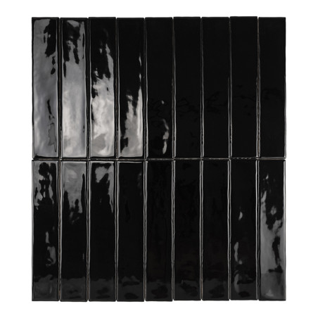 Los azulejos rectangulares de color negro brillante están dispuestos verticalmente en un patrón de cuadrícula, reflejando la luz