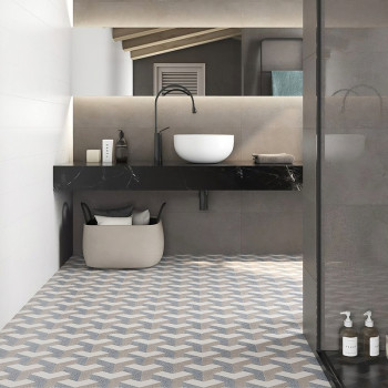 Os ladrilhos hexagonais criam um padrão geométrico no piso do banheiro, contrastando com a decoração elegante e moderna da pia e