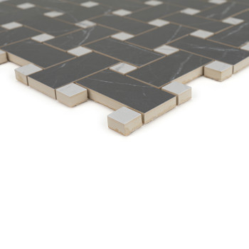 El azulejo presenta un patrón geométrico con rectángulos de color gris oscuro intersecados por pequeños cuadrados blancos, dispu