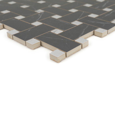 Le carreau présente un motif géométrique avec des rectangles gris foncé entrecoupés de petits carrés blancs, disposés en forme d