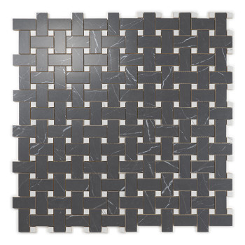 Donkere rechthoekige tegels grijpen in een mandpatroon, waardoor een geometrisch ontwerp ontstaat. De witte nerven simuleren mar