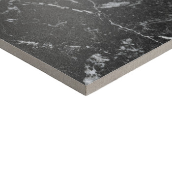 Un carreau carré présente une surface gris foncé avec des veines blanches, ressemblant à du marbre. Il repose sur un fond plat e