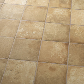 Les carreaux de céramique carrés, colorés dans différentes nuances de beige, reposent sur une surface plane, créant un motif en 