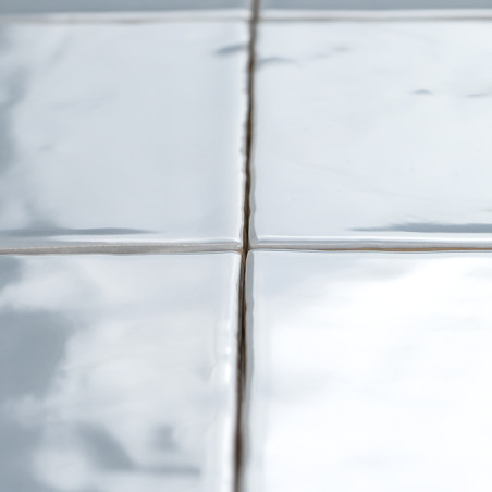 Quatro ladrilhos cerâmicos brancos e brilhantes se encaixam, suas superfícies refletindo luz. Linhas de argamassa visíveis os se Quatro ladrilhos cerâmicos brancos e brilhantes se encaixam, suas superfícies refletindo luz. Linhas de argamassa visíveis os se