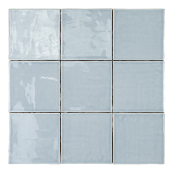 Un carreau de céramique carré, bleu clair brillant, reflète la lumière, créant des motifs subtils. lisse et uniforme, elle repos