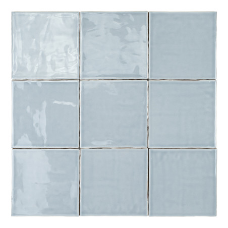 Nueve azulejos de cerámica de color azul claro brillante están dispuestas en una cuadrícula de tres por tres, reflejando la luz 