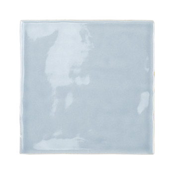 Un carreau de céramique carré, bleu clair brillant, reflète la lumière, créant des motifs subtils. lisse et uniforme, elle repos