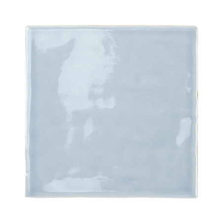 Eine quadratische Keramikfliese in glänzendem Hellblau reflektiert das Licht und erzeugt subtile Muster. Glatt und gleichmäßig r Eine quadratische Keramikfliese in glänzendem Hellblau reflektiert das Licht und erzeugt subtile Muster. Glatt und gleichmäßig r