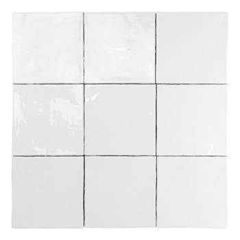 Un carreau de céramique carré et brillant repose à plat et reflète la lumière. Il présente une surface lisse et blanche avec des