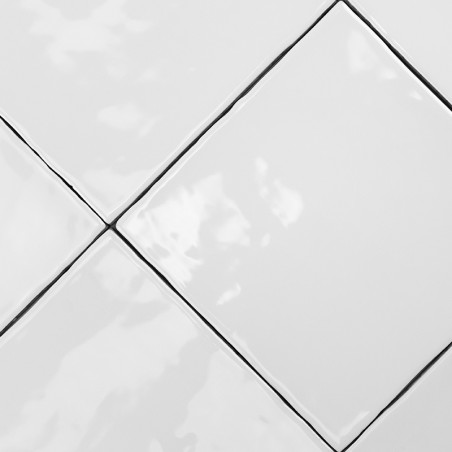 Weiße Keramikfliesen bilden ein diagonales Muster mit glatten Oberflächen, die das Licht reflektieren, eingerahmt von dünnen sch Weiße Keramikfliesen bilden ein diagonales Muster mit glatten Oberflächen, die das Licht reflektieren, eingerahmt von dünnen sch