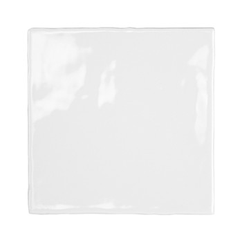 Un carreau de céramique carré et brillant repose à plat et reflète la lumière. Il présente une surface lisse et blanche avec des