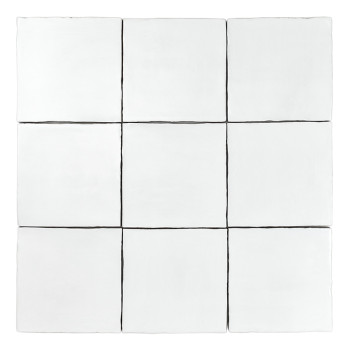 Un carreau carré blanc uni repose sur un fond neutre, présentant des bords légèrement inégaux, suggérant une apparence artisanal