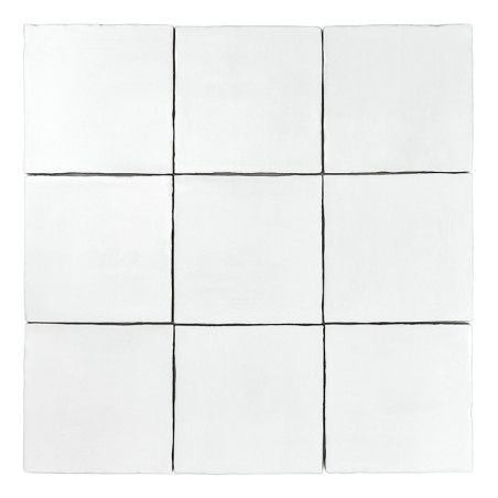 Neuf carreaux carrés blancs alignés dans une grille de trois par trois, bordés de fines lignes de coulis sombres, créant un moti