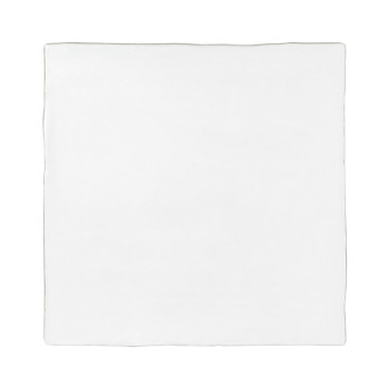 Un carreau carré blanc uni repose sur un fond neutre, présentant des bords légèrement inégaux, suggérant une apparence artisanal