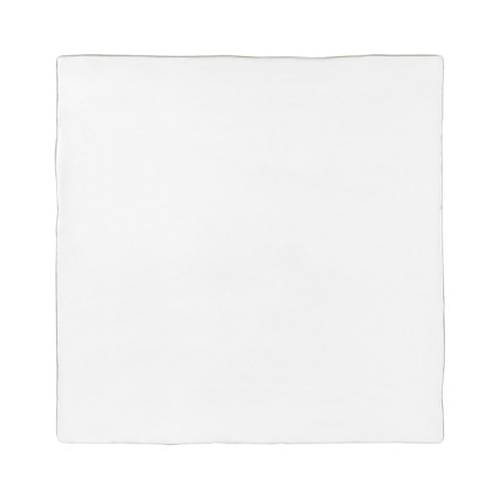 Un azulejo blanco liso y cuadrado descansa sobre un fondo neutro, con bordes ligeramente irregulares, lo que sugiere una aparien
