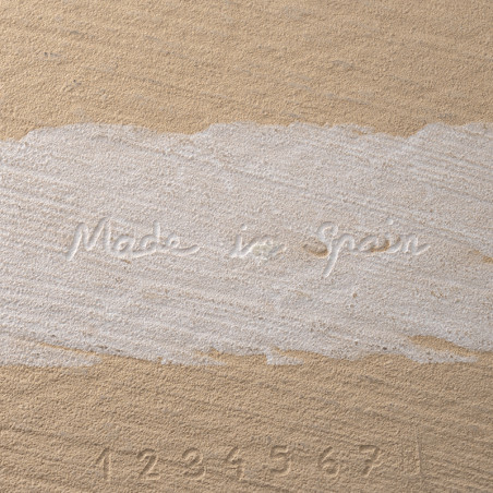 O ladrilho apresenta texto em relevo que diz `Made in Spain` e números `1 2 3 4 5 6 7` em uma superfície bege texturizada. O ladrilho apresenta texto em relevo que diz `Made in Spain` e números `1 2 3 4 5 6 7` em uma superfície bege texturizada.