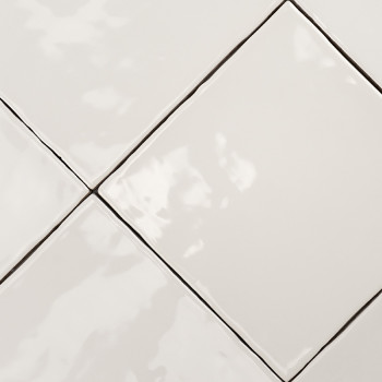Glänzend weiße, quadratische Fliesen sind in einem diagonalen Muster angeordnet, wodurch eine glatte, reflektierende Oberfläche 