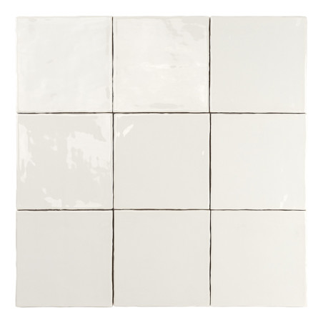 Nueve azulejos de cerámica blanca brillante están dispuestas en una cuadrícula de tres por tres, reflejando la luz en un ambient