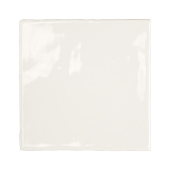 Een glanzende, gebroken witte keramische tegel zit gecentreerd, reflecteert licht en heeft strakke randen. Het rust op een effen