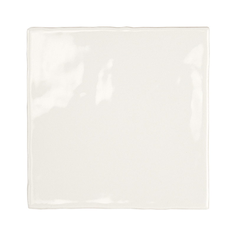 Un azulejo de cerámica brillante de color blanquecino se encuentra centrado, reflejando la luz y con bordes limpios. Se apoya so