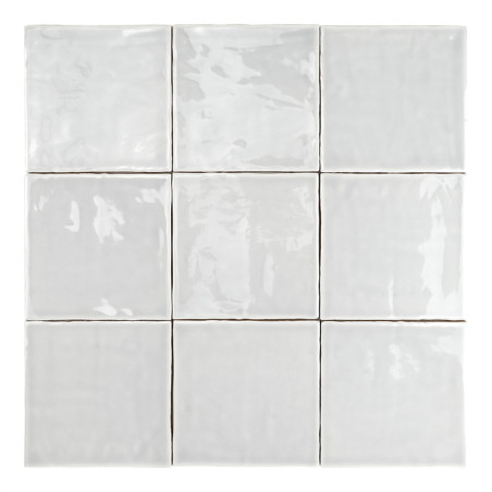 Nueve azulejos de cerámica blanca brillante forman una cuadrícula de tres por tres que refleja la luz. La superficie lisa y bril