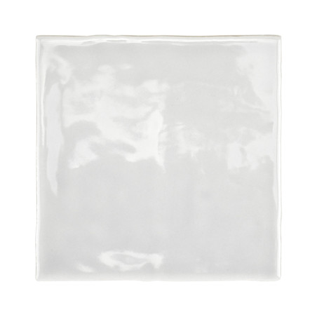 Un carreau de céramique blanc, lisse et brillant, repose à plat, réfléchissant subtilement la lumière, entouré d’un fond blanc u