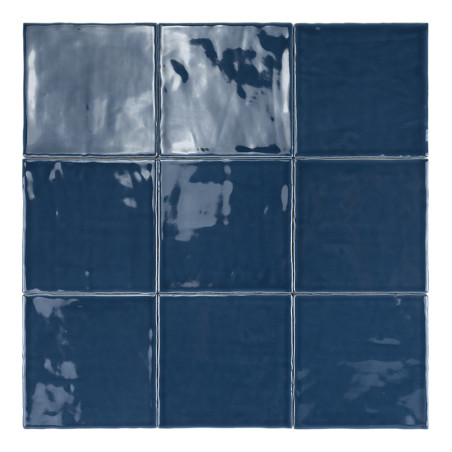 Nueve azulejos de color azul oscuro brillante están dispuestos en una cuadrícula de tres por tres, reflejando la luz sutilmente,