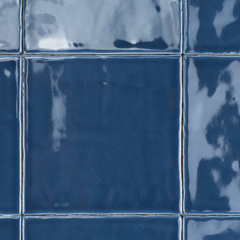 Blauwe keramische tegels reflecteren licht en vormen een glanzend rasterpatroon. De oppervlaktetextuur creëert highlights en sch