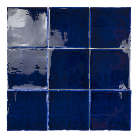 Neuf carreaux bleu profond et brillants disposés dans une grille de trois par trois, réfléchissant la lumière de manière variabl