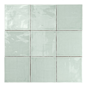 Een gladde, glanzende, lichtgroene vierkante tegel reflecteert het licht op subtiele wijze en geeft een minimalistische, moderne