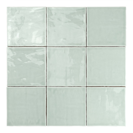 Ein Satz aus neun glänzenden, mintgrünen Keramikfliesen ist in einem Drei-mal-Drei-Raster angeordnet und reflektiert das Licht i Ein Satz aus neun glänzenden, mintgrünen Keramikfliesen ist in einem Drei-mal-Drei-Raster angeordnet und reflektiert das Licht i