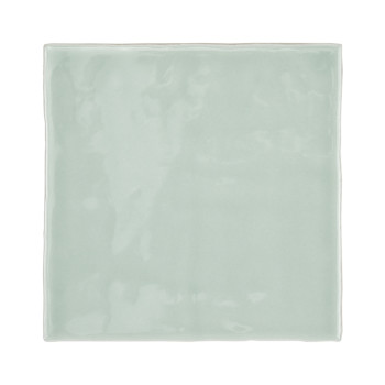 Een gladde, glanzende, lichtgroene vierkante tegel reflecteert het licht op subtiele wijze en geeft een minimalistische, moderne