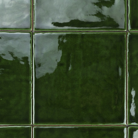 Glanzende groene keramische tegels reflecteren licht, gerangschikt in een rasterpatroon, waardoor een glad en glanzend oppervlak Glanzende groene keramische tegels reflecteren licht, gerangschikt in een rasterpatroon, waardoor een glad en glanzend oppervlak