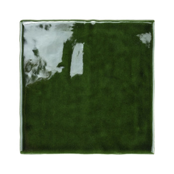 Een glanzende, donkergroene keramische tegel reflecteert licht en vertoont een glad, gepolijst oppervlak met licht golvende rand