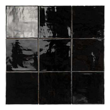 Een glanzende zwarte vierkante tegel met een licht golvend oppervlak, dat licht reflecteert, geplaatst tegen een effen, neutrale