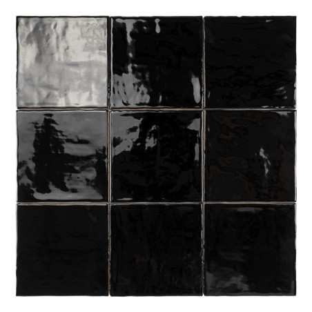 Glänzend schwarze Fliesen reflektieren das Licht subtil und sind in einem Drei-mal-Drei-Raster angeordnet, wodurch eine glatte, Glänzend schwarze Fliesen reflektieren das Licht subtil und sind in einem Drei-mal-Drei-Raster angeordnet, wodurch eine glatte,
