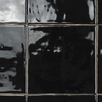 Ladrilhos cerâmicos pretos brilhantes com superfícies reflexivas exibem reflexos sutis, criando uma aparência elegante e moderna