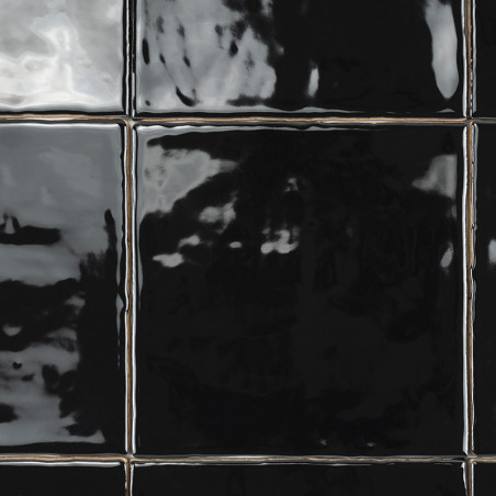 Glänzend schwarze Keramikfliesen mit reflektierenden Oberflächen weisen subtile Reflexionen auf und sorgen im Rasterlayout für e Glänzend schwarze Keramikfliesen mit reflektierenden Oberflächen weisen subtile Reflexionen auf und sorgen im Rasterlayout für e