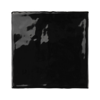Un carreau carré noir brillant avec une surface légèrement ondulée, réfléchissant la lumière, positionné sur un fond uni et neut