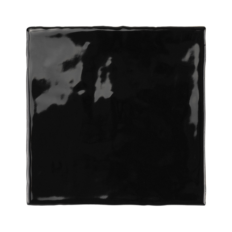 Ladrilho quadrado preto brilhante com superfície levemente ondulada, refletindo a luz, posicionado sobre um fundo liso e neutro.