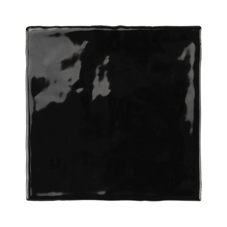 Un azulejo cuadrado negro brillante con una superficie ligeramente ondulada que refleja la luz y se coloca sobre un fondo liso y