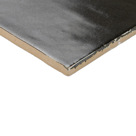 Un carreau carré avec une surface brillante et sombre et un bord beige brut repose sur un fond blanc, soulignant son épaisseur e Un carreau carré avec une surface brillante et sombre et un bord beige brut repose sur un fond blanc, soulignant son épaisseur e