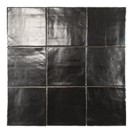 Los azulejos forman una cuadrícula de tres por tres con una superficie oscura y brillante. Reflejan la luz sutilmente, creando u