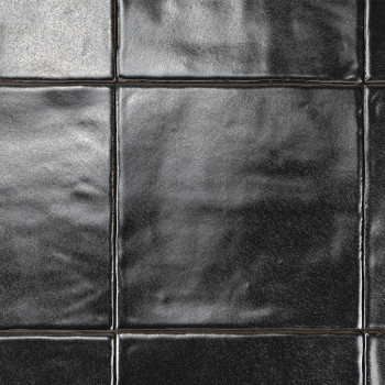 Ladrilhos quadrados pretos brilhantes unidos por finas linhas de argamassa criam uma superfície elegante que reflete a luz sutil